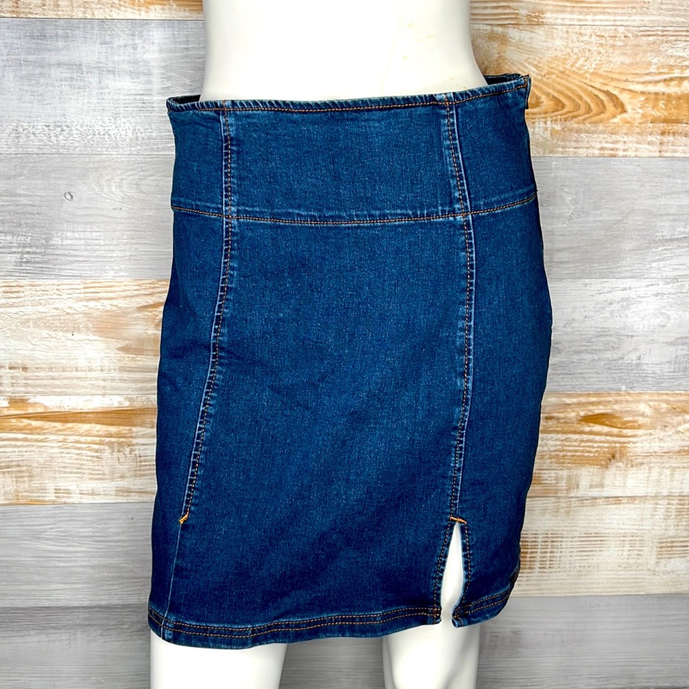 Free People Holding onto a dream denim mini skirt
Blue size 10